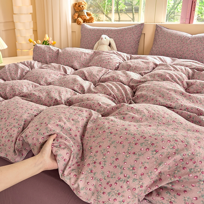 91家纺网 家纺一手货源 找家纺 卢赛尔 2026新款古法水洗仿棉云感棉学生三件套四件套 甜心草莓