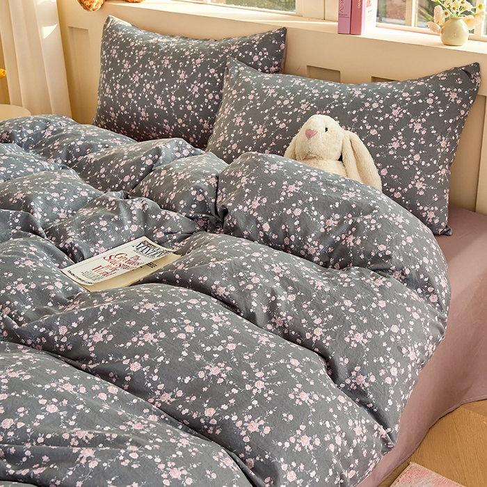 91家纺网 家纺一手货源 找家纺 卢赛尔 2026新款古法水洗仿棉云感棉学生三件套四件套 南粉-灰