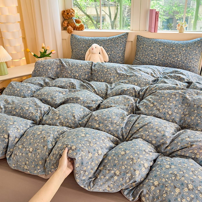 91家纺网 家纺一手货源 找家纺 卢赛尔 2026新款古法水洗仿棉云感棉学生三件套四件套 秋草-灰