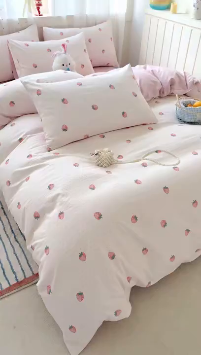 91家纺网 家纺一手货源 找家纺 卢赛尔 2026新款古法水洗仿棉云感棉学生三件套四件套 草莓点点
