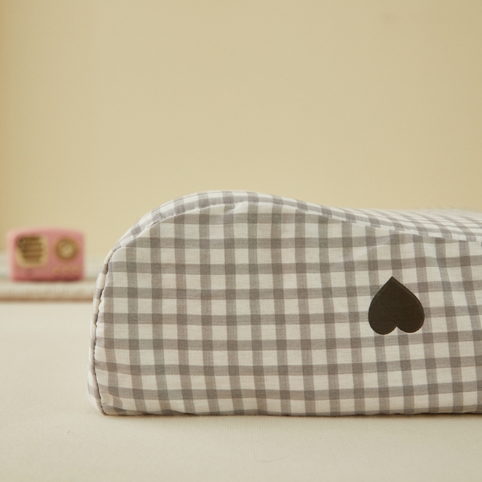 91家纺网 家纺一手货源 找家纺 翎盈家纺 2026款ins风小清新卡通纯棉乳胶枕专用枕套全棉波浪形枕头套 格子爱心-灰