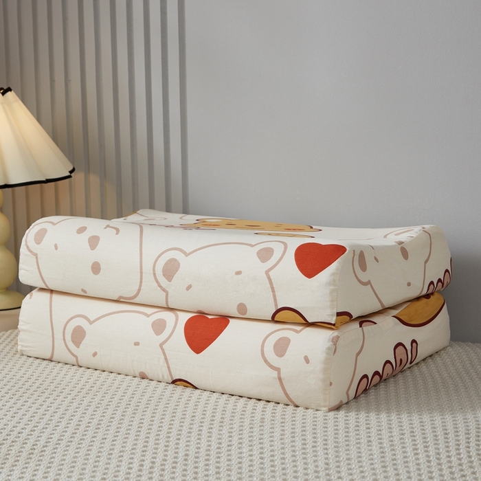 91家纺网 家纺一手货源 找家纺 翎盈家纺 2026款ins风小清新卡通纯棉乳胶枕专用枕套全棉波浪形枕头套 欢乐萌熊