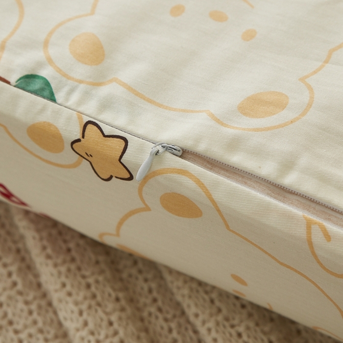 91家纺网 家纺一手货源 找家纺 翎盈家纺 2026款ins风小清新卡通纯棉乳胶枕专用枕套全棉波浪形枕头套 瑞迪熊