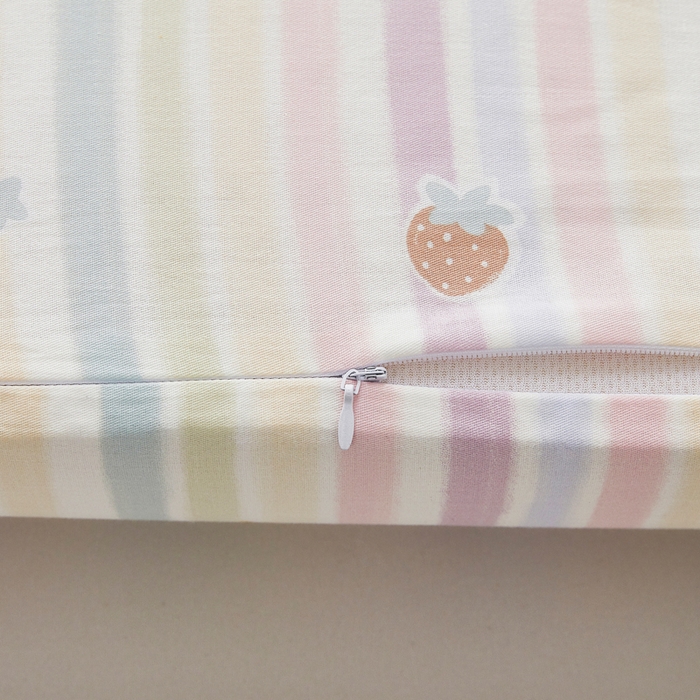 91家纺网 家纺一手货源 找家纺 翎盈家纺 2026款ins风小清新卡通纯棉乳胶枕专用枕套全棉波浪形枕头套 五彩草莓