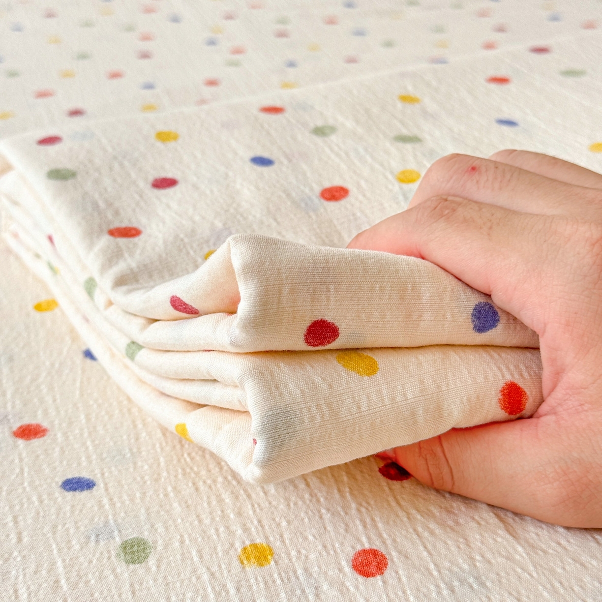 91家纺网 家纺一手货源 找家纺 丽美人家纺 2026新款A类皱皱双层纱印花单床单床单单件 彩色波点