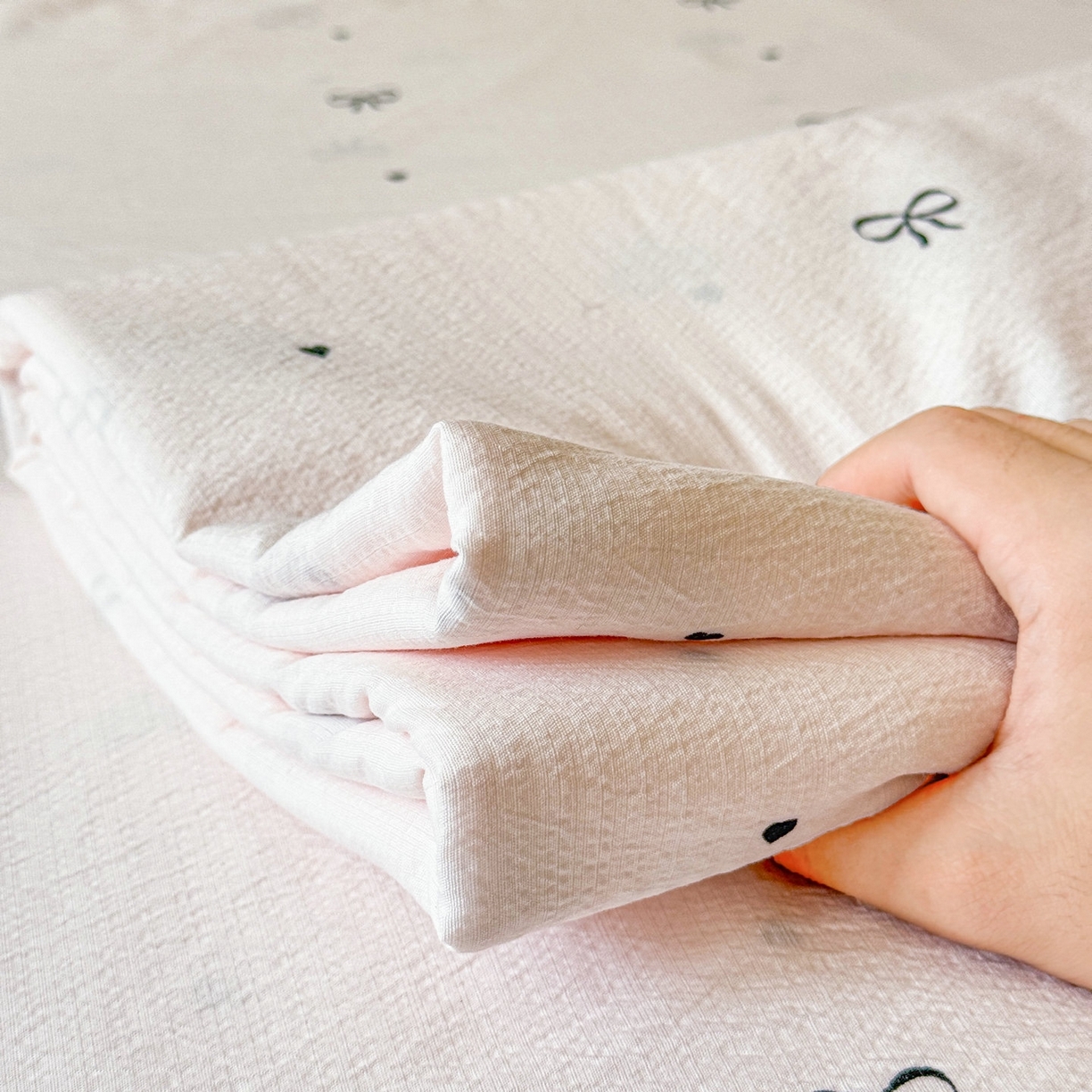 91家纺网 家纺一手货源 找家纺 丽美人家纺 2026新款A类皱皱双层纱印花单床单床单单件 粉蝴蝶结