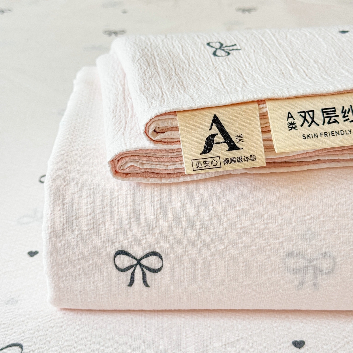 91家纺网 家纺一手货源 找家纺 丽美人家纺 2026新款A类皱皱双层纱印花单床单床单单件 粉蝴蝶结