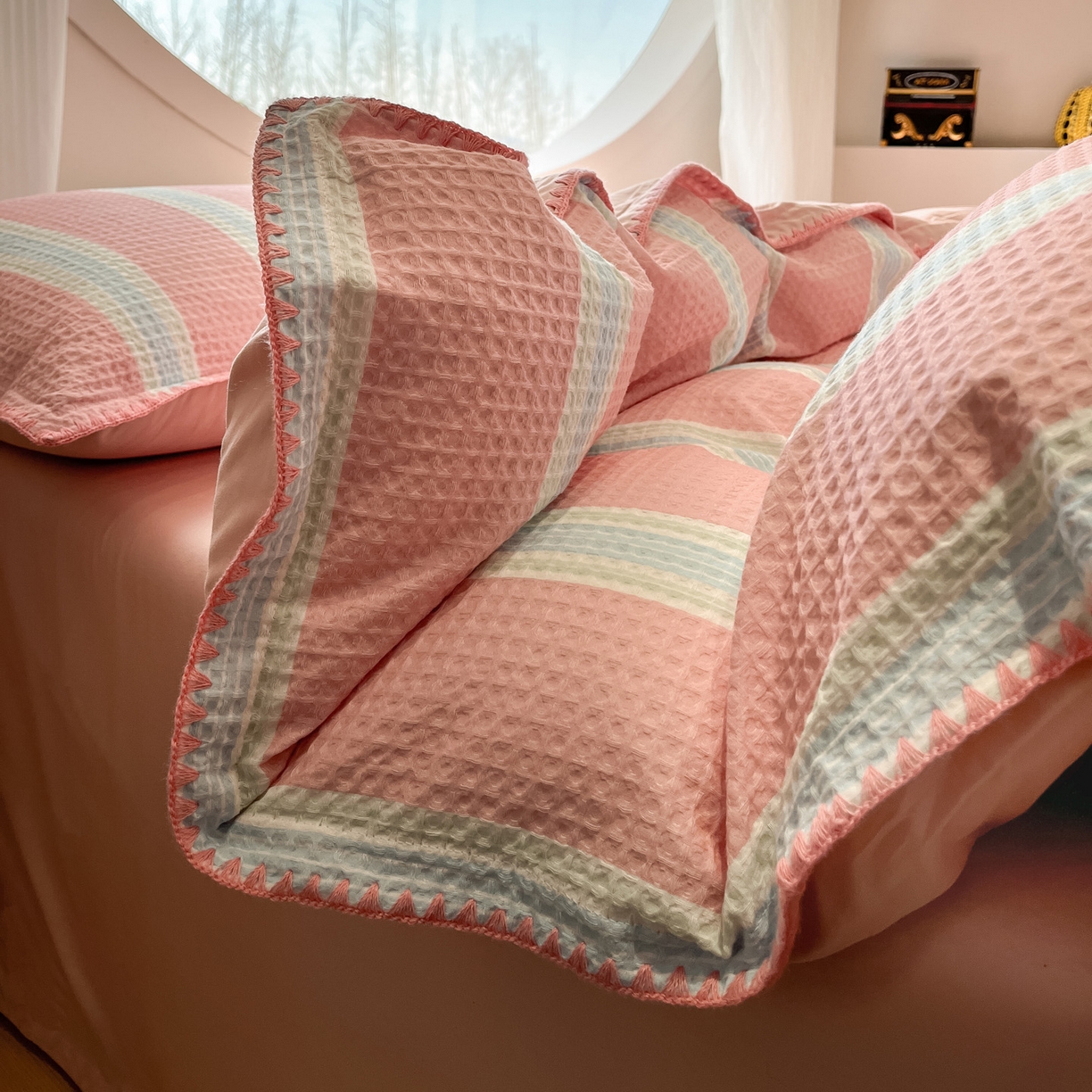 91家纺网 家纺一手货源 找家纺 如一 2026新款全棉华夫格三角针工艺四件套 柔然-粉