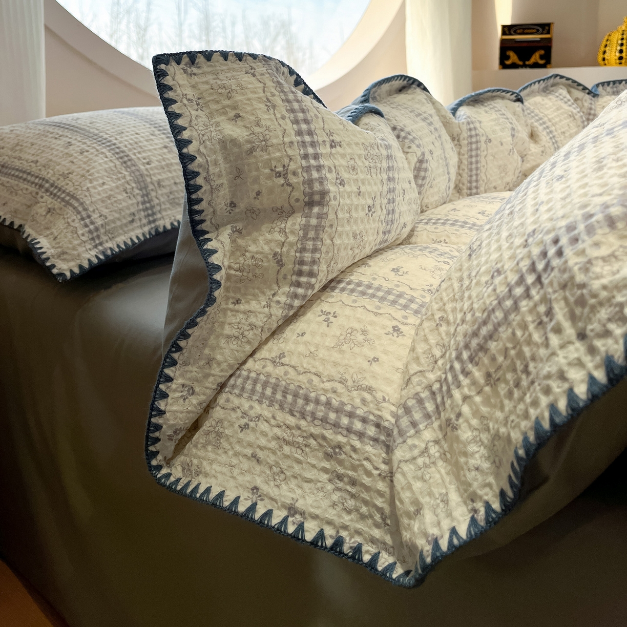 91家纺网 家纺一手货源 找家纺 如一 2026新款全棉华夫格三角针工艺四件套 泡芙-灰