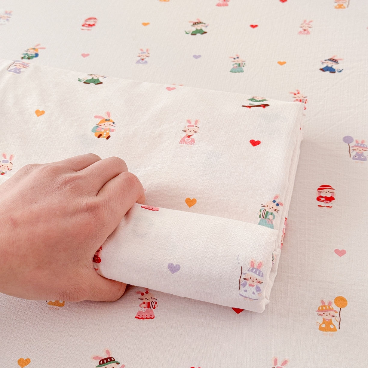 91家纺网 家纺一手货源 找家纺 丽美人家纺 2026新款A类皱皱双层纱印花单床单床单单件 桃心萌兔集