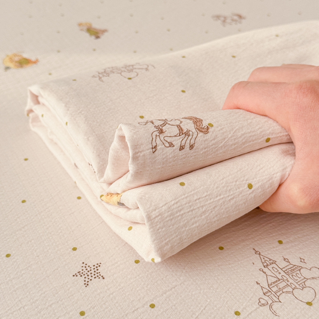 91家纺网 家纺一手货源 找家纺 丽美人家纺 2026新款A类皱皱双层纱印花单床单床单单件 月境骑踪