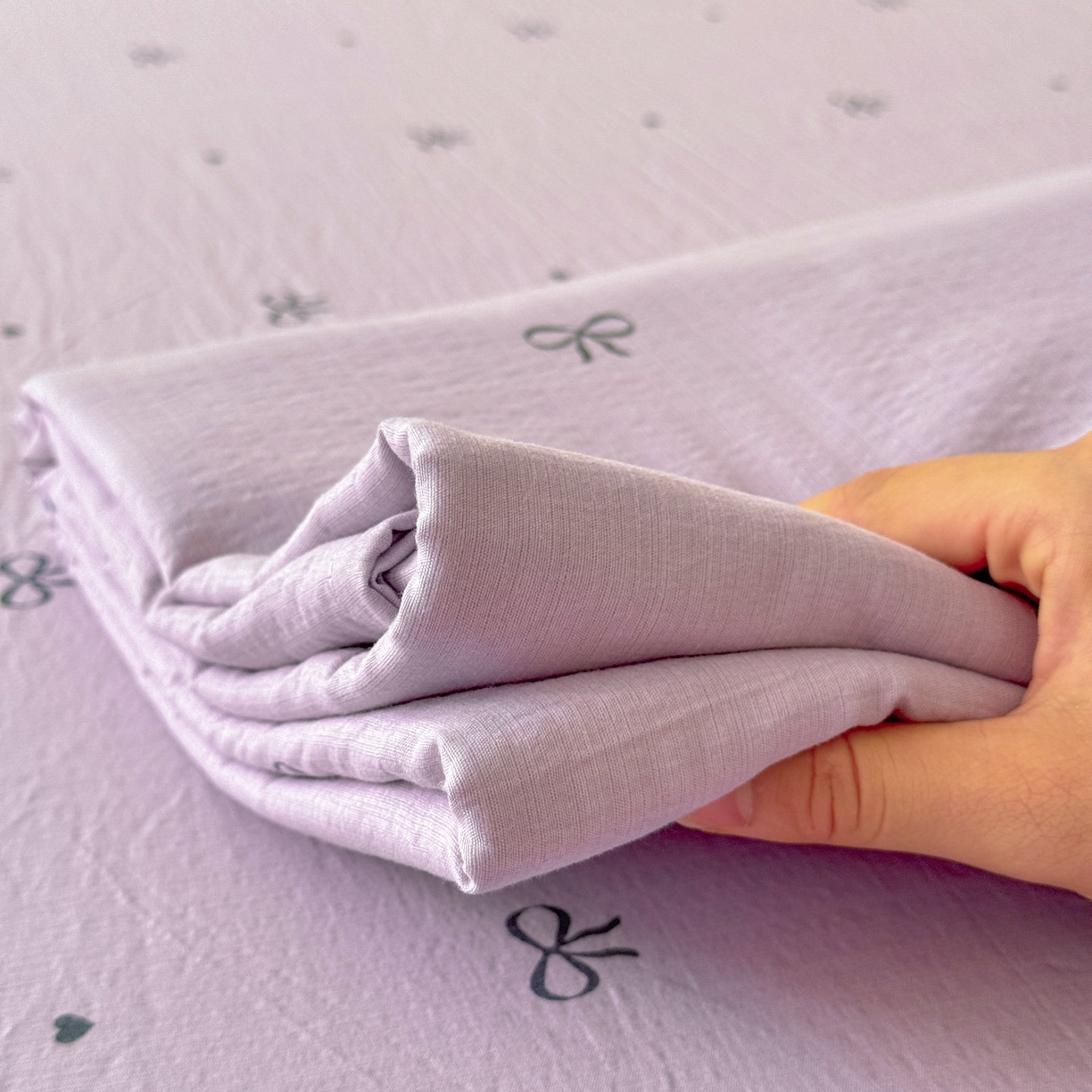 91家纺网 家纺一手货源 找家纺 丽美人家纺 2026新款A类皱皱双层纱印花单床单床单单件 紫色蝴蝶结