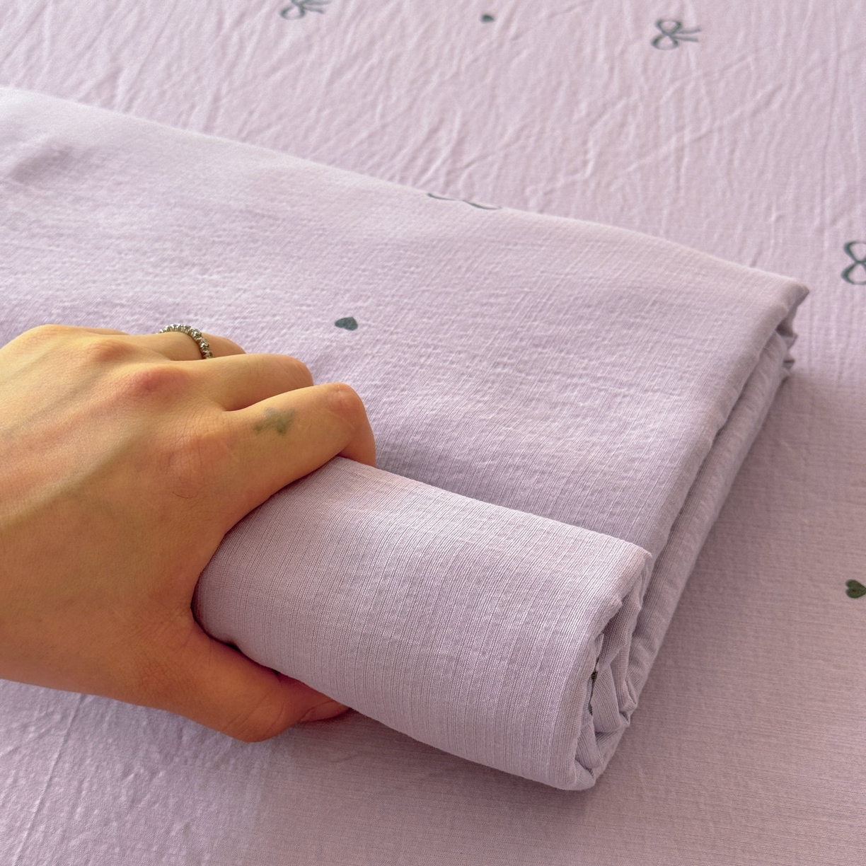 91家纺网 家纺一手货源 找家纺 丽美人家纺 2026新款A类皱皱双层纱印花单床单床单单件 紫色蝴蝶结