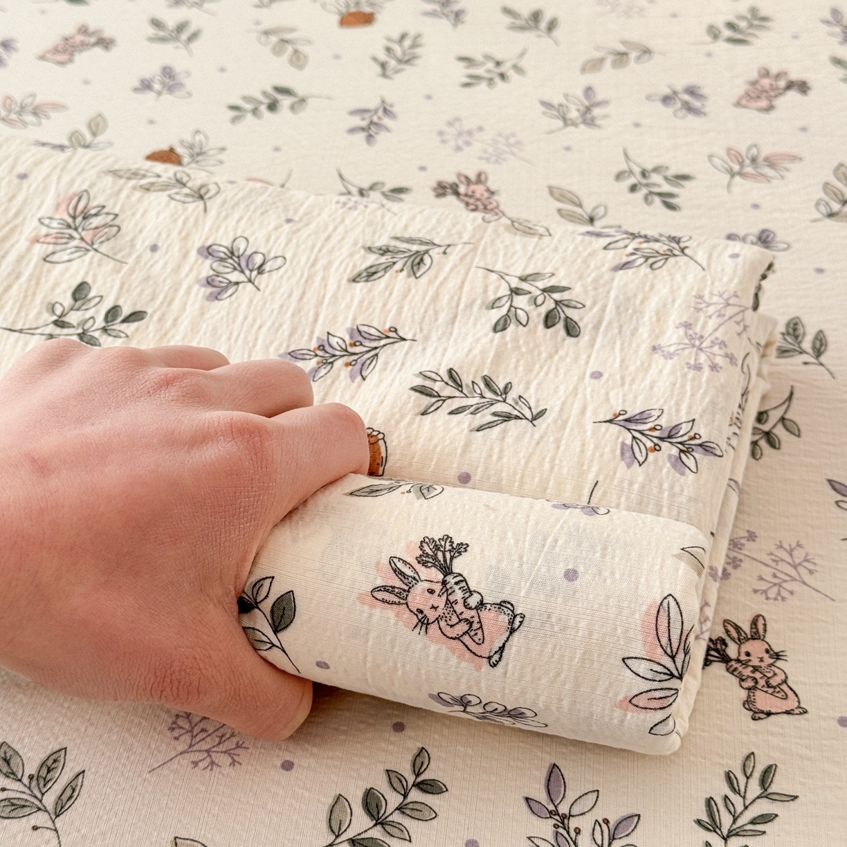 91家纺网 家纺一手货源 找家纺 丽美人家纺 2026新款A类皱皱双层纱印花单床单床单单件 紫雾叶兔