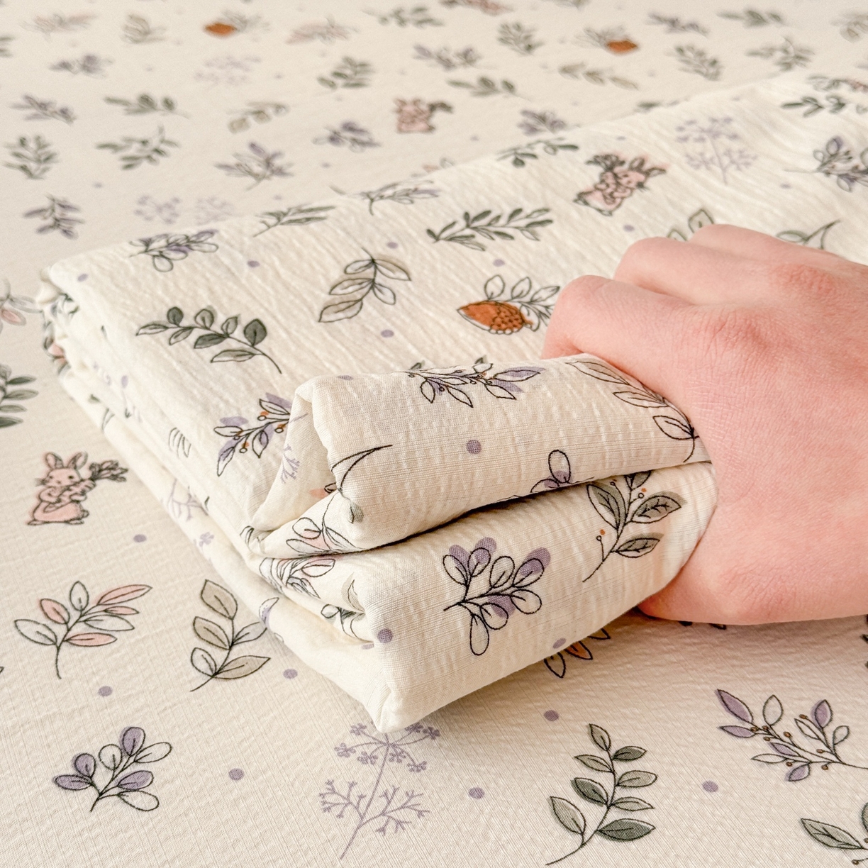 91家纺网 家纺一手货源 找家纺 丽美人家纺 2026新款A类皱皱双层纱印花单床单床单单件 紫雾叶兔