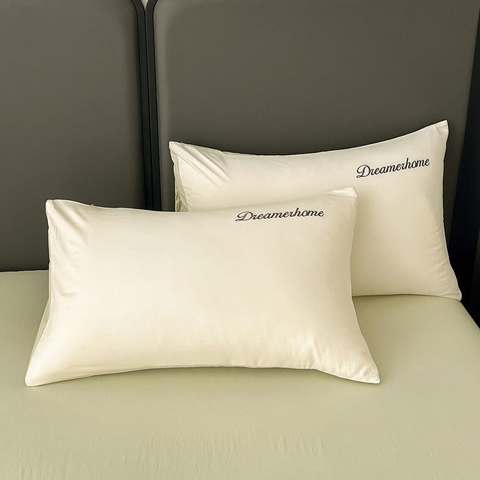 91家纺网 家纺一手货源 找家纺 鑫利来家纺 2026新款古法仿棉水洗云朵棉刺绣单被套纯色双拼水洗磨毛简约字母刺绣被套 慕斯-奶白+果绿