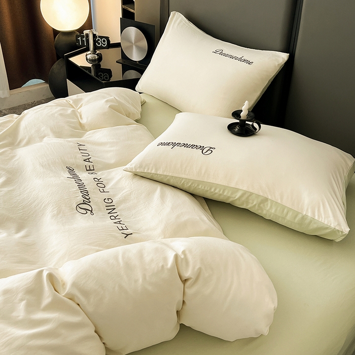 91家纺网 家纺一手货源 找家纺 鑫利来家纺 2026新款古法仿棉水洗云朵棉刺绣单被套纯色双拼水洗磨毛简约字母刺绣被套 慕斯-奶白+果绿