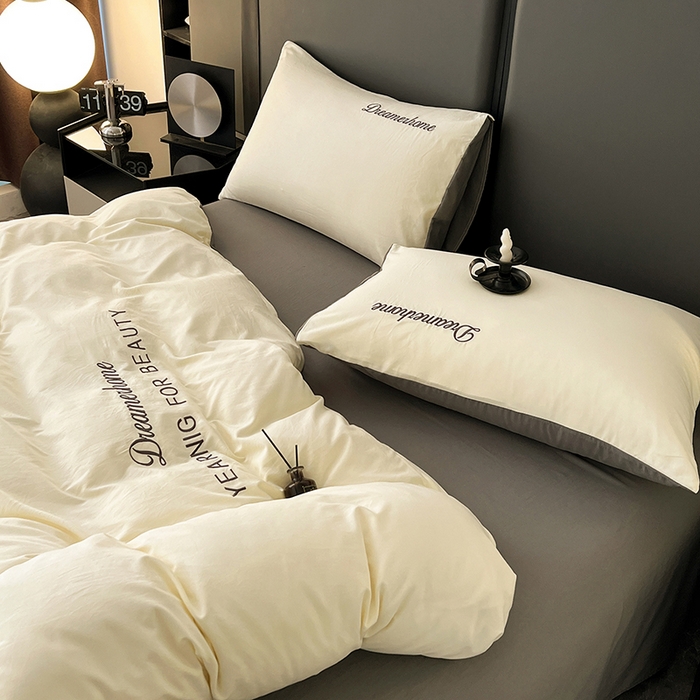 91家纺网 家纺一手货源 找家纺 鑫利来家纺 2026新款古法仿棉水洗云朵棉刺绣单被套纯色双拼水洗磨毛简约字母刺绣被套 慕斯-奶白+中灰