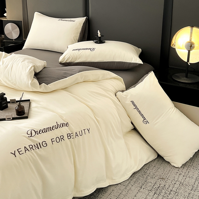 91家纺网 家纺一手货源 找家纺 鑫利来家纺 2026新款古法仿棉水洗云朵棉刺绣单被套纯色双拼水洗磨毛简约字母刺绣被套 慕斯-奶白+中灰