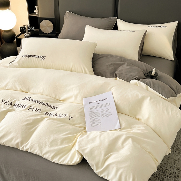 91家纺网 家纺一手货源 找家纺 鑫利来家纺 2026新款古法仿棉水洗云朵棉刺绣单被套纯色双拼水洗磨毛简约字母刺绣被套 慕斯-奶白+中灰