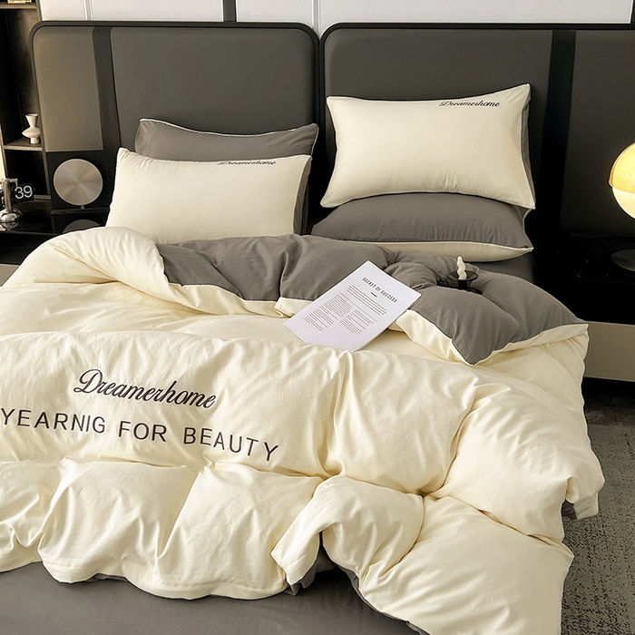 91家纺网 家纺一手货源 找家纺 鑫利来家纺 2026新款古法仿棉水洗云朵棉刺绣单被套纯色双拼水洗磨毛简约字母刺绣被套 慕斯-奶白+中灰