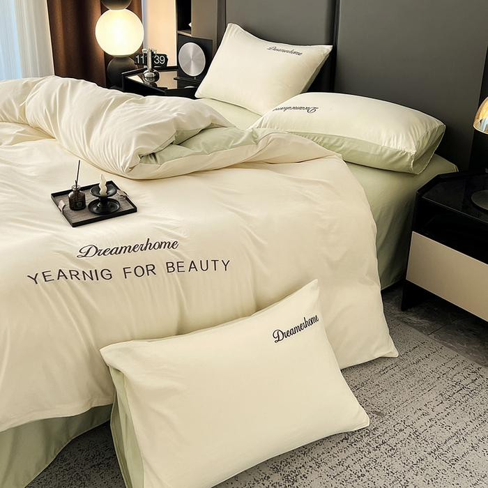 91家纺网 家纺一手货源 找家纺 鑫利来家纺 2026新款古法仿棉水洗云朵棉刺绣单被套纯色双拼水洗磨毛简约字母刺绣被套 慕斯-奶白+果绿