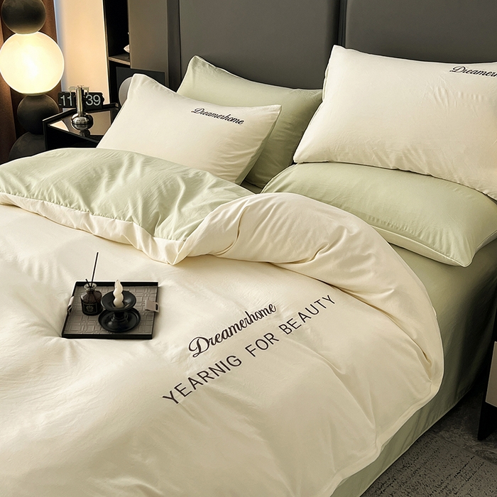 91家纺网 家纺一手货源 找家纺 鑫利来家纺 2026新款古法仿棉水洗云朵棉刺绣单被套纯色双拼水洗磨毛简约字母刺绣被套 慕斯-奶白+果绿