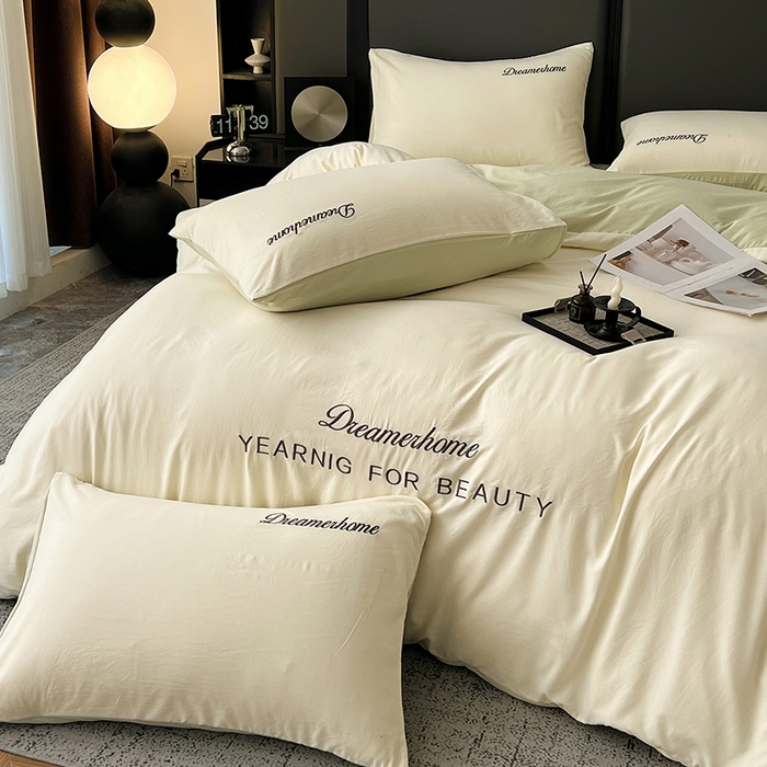 91家纺网 家纺一手货源 找家纺 鑫利来家纺 2026新款古法仿棉水洗云朵棉刺绣单被套纯色双拼水洗磨毛简约字母刺绣被套 慕斯-奶白+果绿