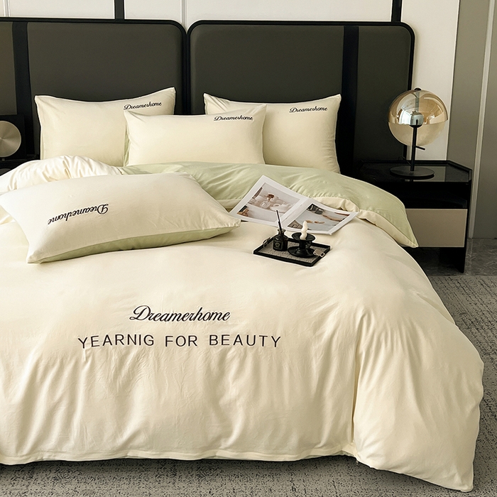 91家纺网 家纺一手货源 找家纺 鑫利来家纺 2026新款古法仿棉水洗云朵棉刺绣单被套纯色双拼水洗磨毛简约字母刺绣被套 慕斯-奶白+果绿