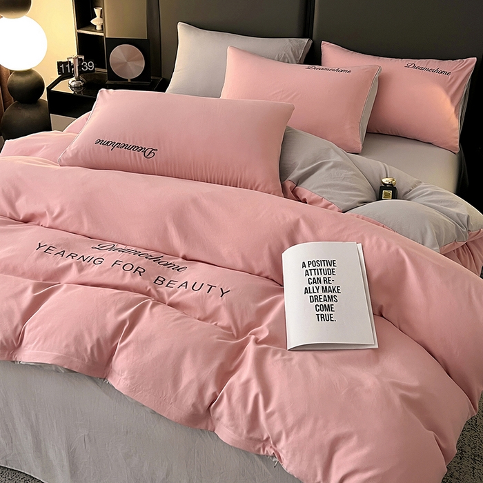 91家纺网 家纺一手货源 找家纺 鑫利来家纺 2026新款古法仿棉水洗云朵棉刺绣单被套纯色双拼水洗磨毛简约字母刺绣被套 慕斯-豆沙+山灰