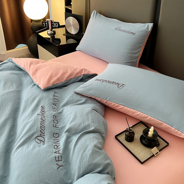 91家纺网 家纺一手货源 找家纺 鑫利来家纺 2026新款古法仿棉水洗云朵棉刺绣单被套纯色双拼水洗磨毛简约字母刺绣被套 慕斯-海清+香叶粉