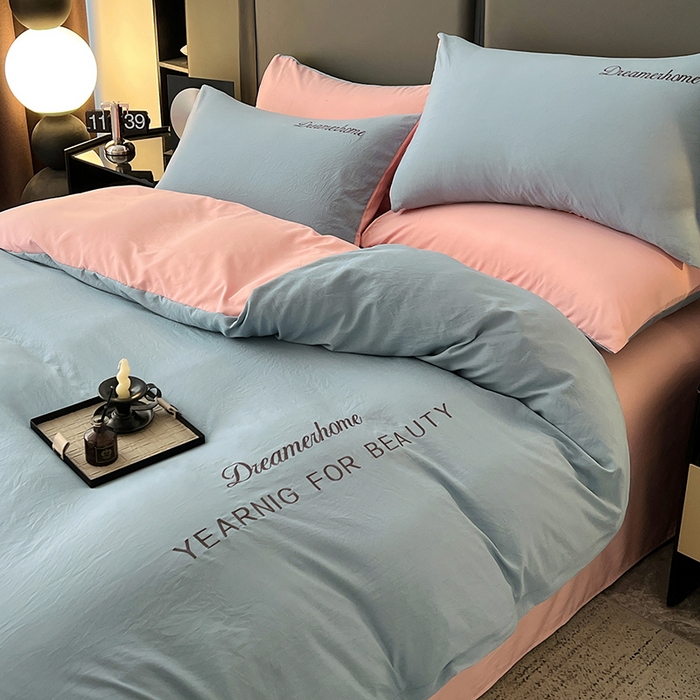 91家纺网 家纺一手货源 找家纺 鑫利来家纺 2026新款古法仿棉水洗云朵棉刺绣单被套纯色双拼水洗磨毛简约字母刺绣被套 慕斯-海清+香叶粉