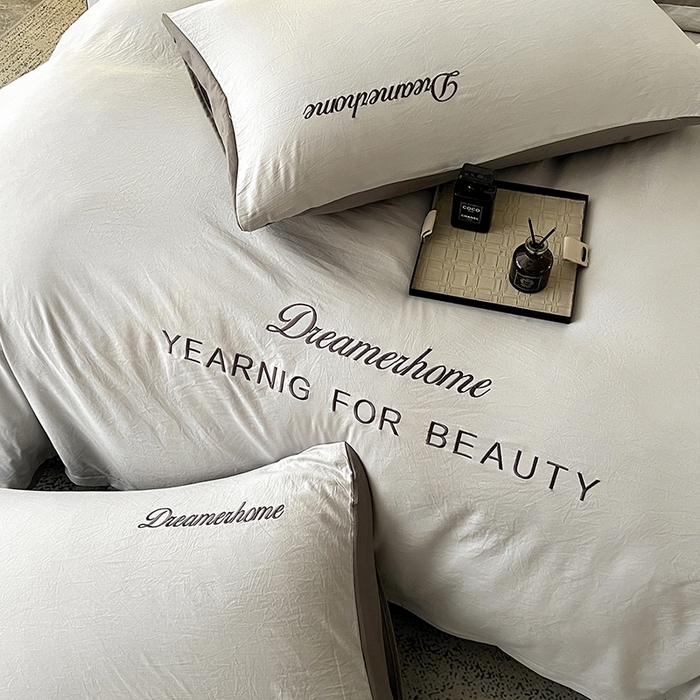 91家纺网 家纺一手货源 找家纺 鑫利来家纺 2026新款古法仿棉水洗云朵棉刺绣单被套纯色双拼水洗磨毛简约字母刺绣被套 慕斯-山灰+中灰