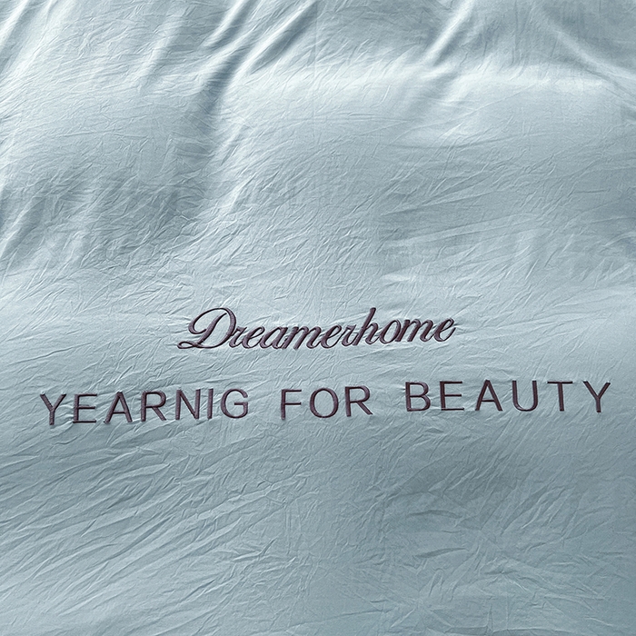 91家纺网 家纺一手货源 找家纺 鑫利来家纺 2026新款古法仿棉水洗云朵棉刺绣单被套纯色双拼水洗磨毛简约字母刺绣被套 慕斯-海清+奶白