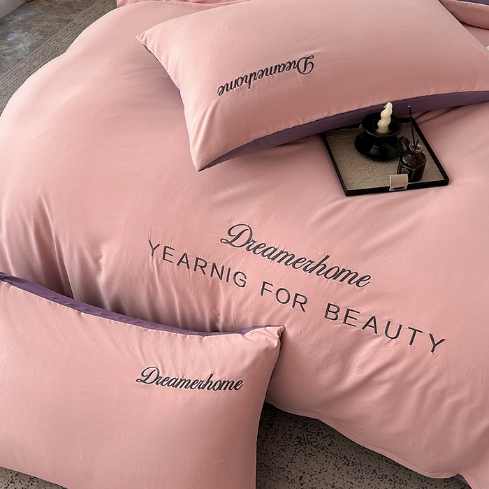 91家纺网 家纺一手货源 找家纺 鑫利来家纺 2026新款古法仿棉水洗云朵棉刺绣单枕套纯色双拼水洗磨毛简约字母刺绣枕套 慕斯-粉+紫