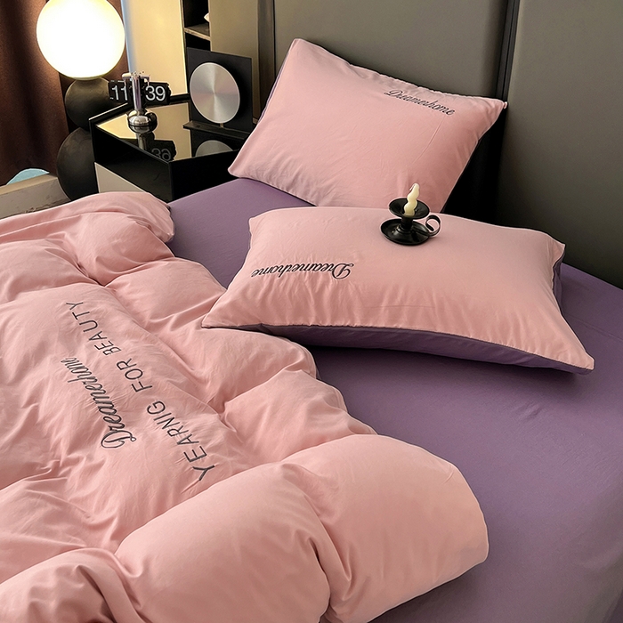 91家纺网 家纺一手货源 找家纺 鑫利来家纺 2026新款古法仿棉水洗云朵棉刺绣单枕套纯色双拼水洗磨毛简约字母刺绣枕套 慕斯-粉+紫