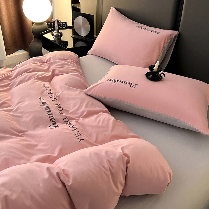 91家纺网 家纺一手货源 找家纺 鑫利来家纺 2026新款古法仿棉水洗云朵棉刺绣单枕套纯色双拼水洗磨毛简约字母刺绣枕套 慕斯-豆沙+山灰