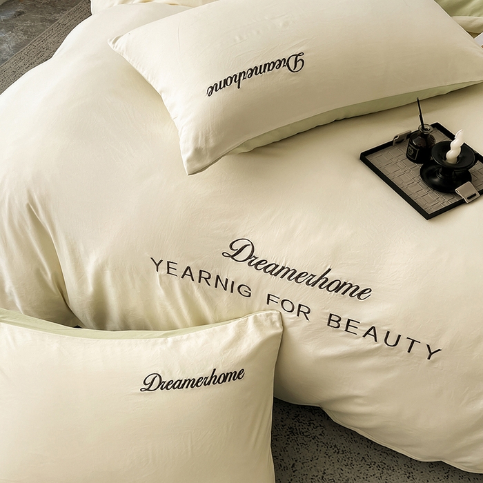 91家纺网 家纺一手货源 找家纺 鑫利来家纺 2026新款古法仿棉水洗云朵棉刺绣单枕套纯色双拼水洗磨毛简约字母刺绣枕套 慕斯-奶白+果绿