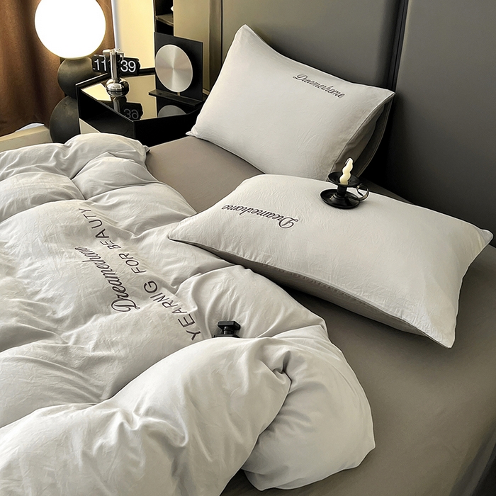 91家纺网 家纺一手货源 找家纺 鑫利来家纺 2026新款古法仿棉水洗云朵棉刺绣单枕套纯色双拼水洗磨毛简约字母刺绣枕套 慕斯-山灰+中灰