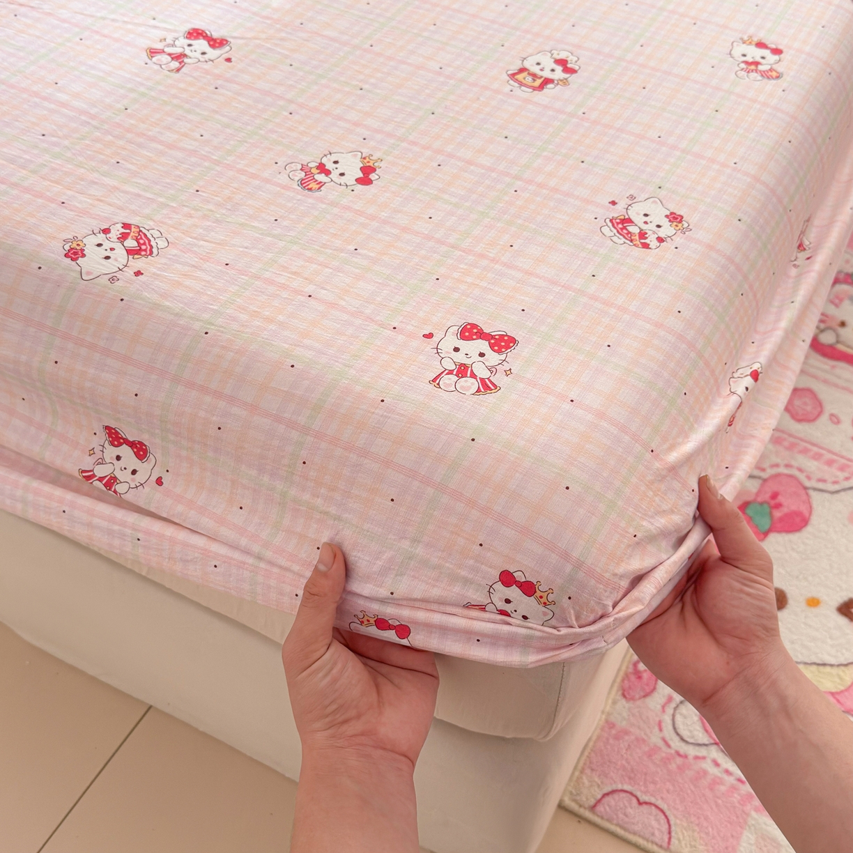 91家纺网 家纺一手货源 找家纺 丽美人家纺 2026新款A类柔软双层皱皱纱印花单床笠床笠单件 粉格猫咪