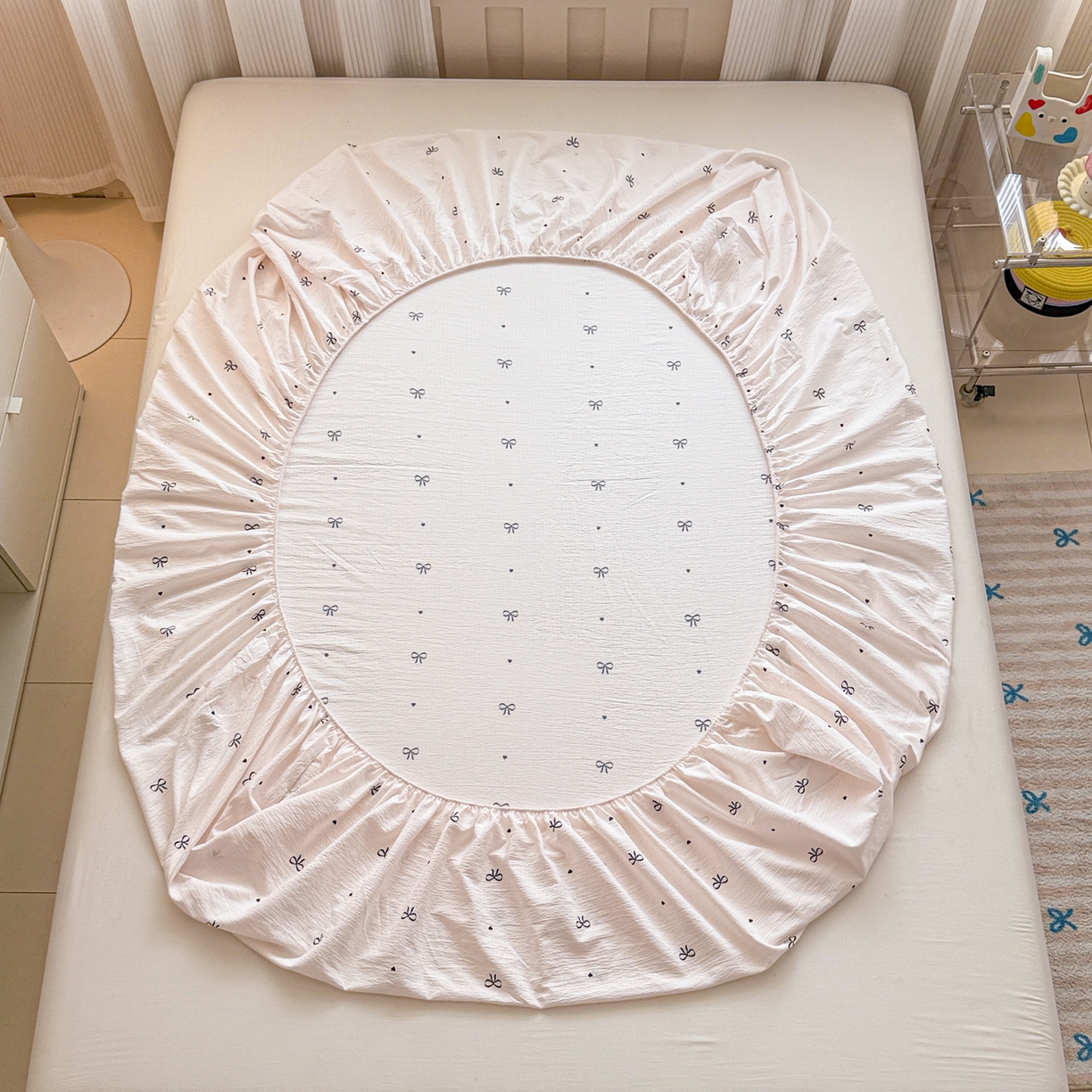 91家纺网 家纺一手货源 找家纺 丽美人家纺 2026新款A类柔软双层皱皱纱印花单床笠床笠单件 粉蝴蝶结