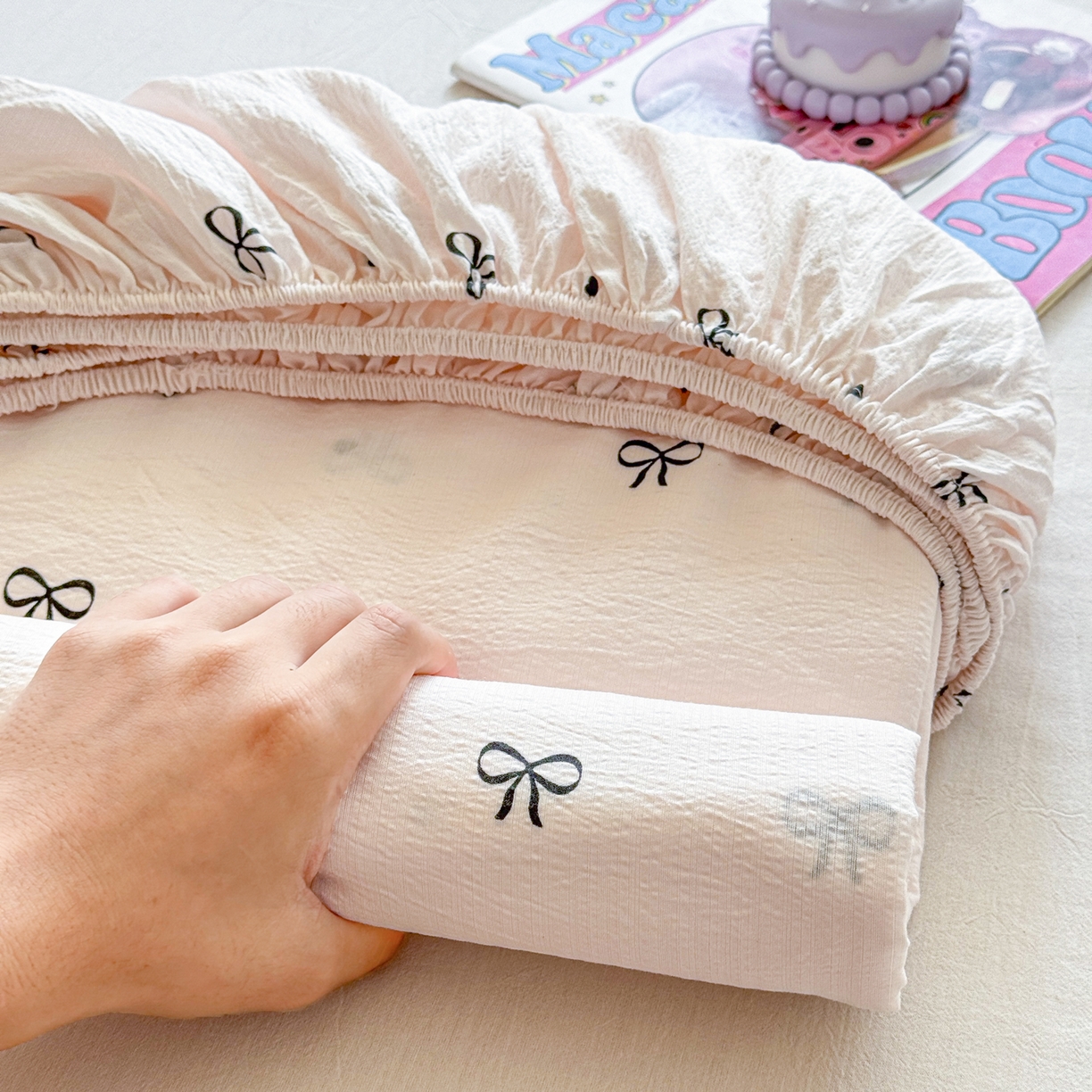 91家纺网 家纺一手货源 找家纺 丽美人家纺 2026新款A类柔软双层皱皱纱印花单床笠床笠单件 粉蝴蝶结