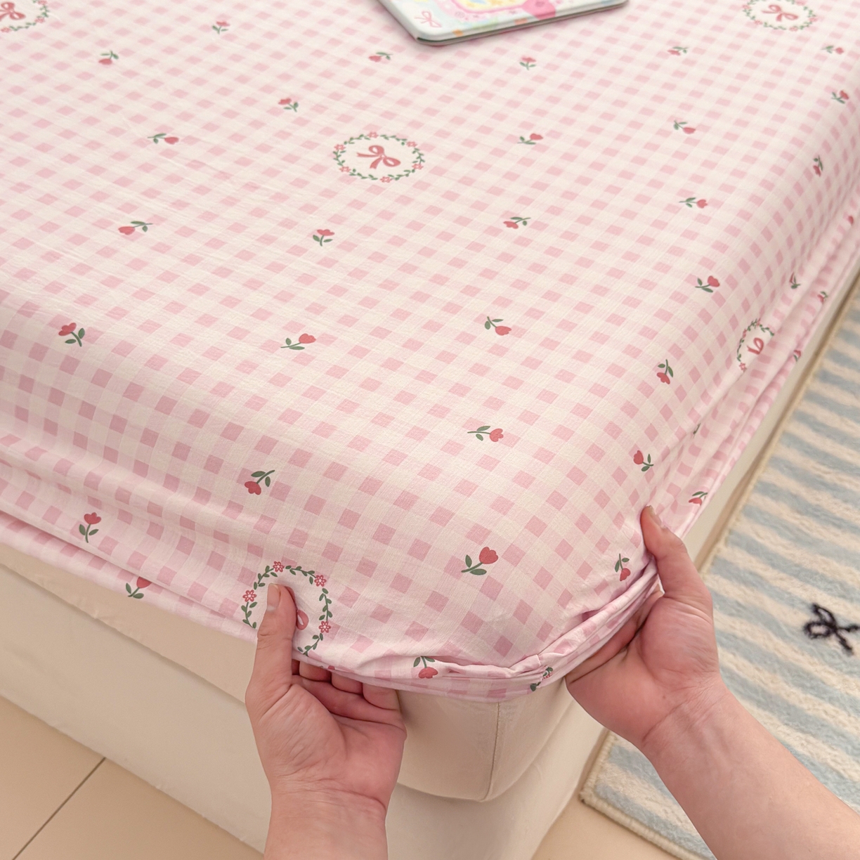 91家纺网 家纺一手货源 找家纺 丽美人家纺 2026新款A类柔软双层皱皱纱印花单床笠床笠单件 格子蝴蝶结