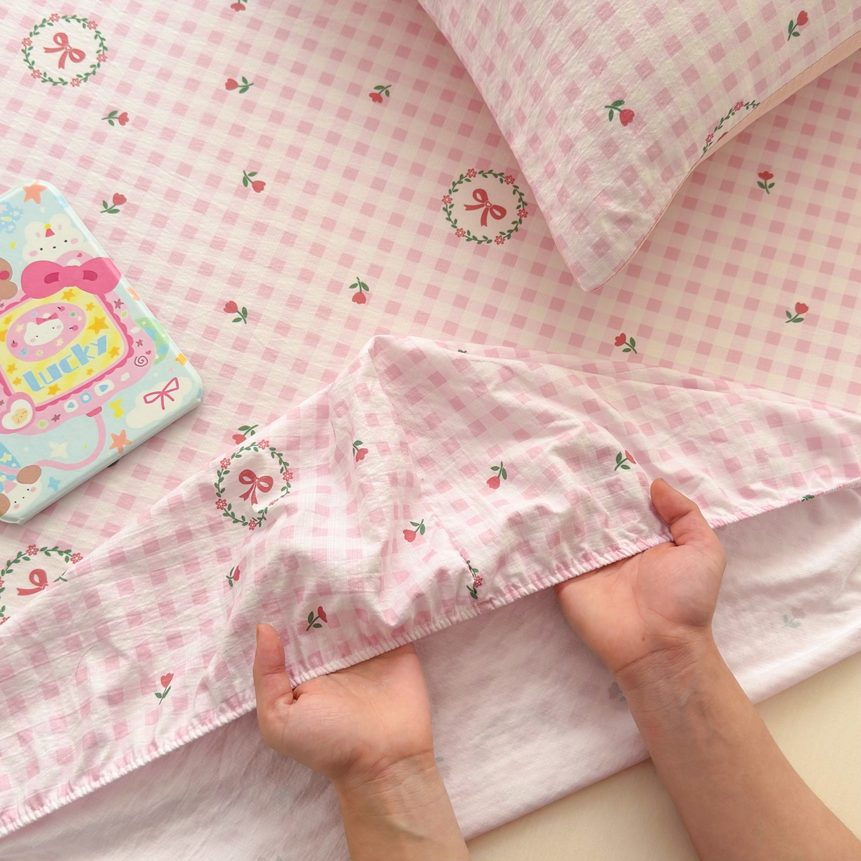 91家纺网 家纺一手货源 找家纺 丽美人家纺 2026新款A类柔软双层皱皱纱印花单床笠床笠单件 格子蝴蝶结