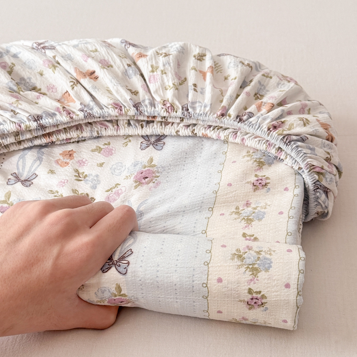 91家纺网 家纺一手货源 找家纺 丽美人家纺 2026新款A类柔软双层皱皱纱印花单床笠床笠单件 花漫蝴蝶