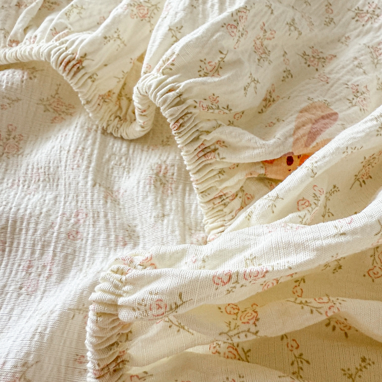 91家纺网 家纺一手货源 找家纺 丽美人家纺 2026新款A类柔软双层皱皱纱印花单床笠床笠单件 乐园