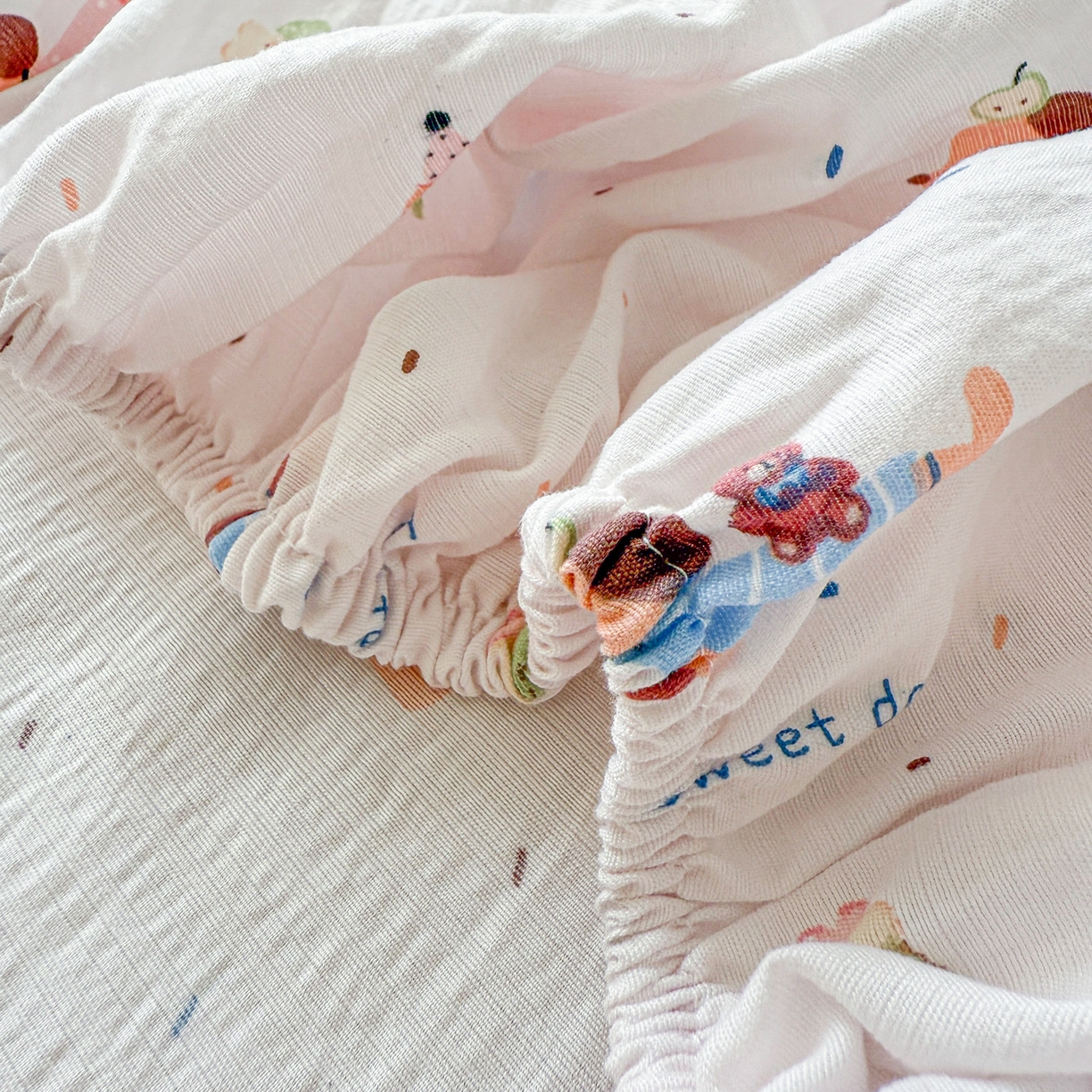 91家纺网 家纺一手货源 找家纺 丽美人家纺 2026新款A类柔软双层皱皱纱印花单床笠床笠单件 洛洛小狗