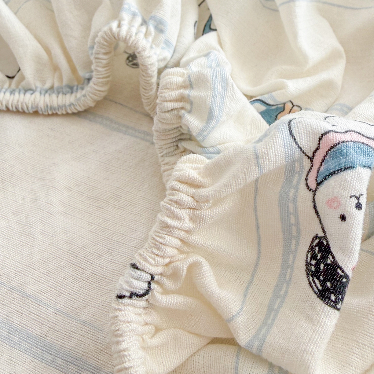 91家纺网 家纺一手货源 找家纺 丽美人家纺 2026新款A类柔软双层皱皱纱印花单床笠床笠单件 萌犬乐园