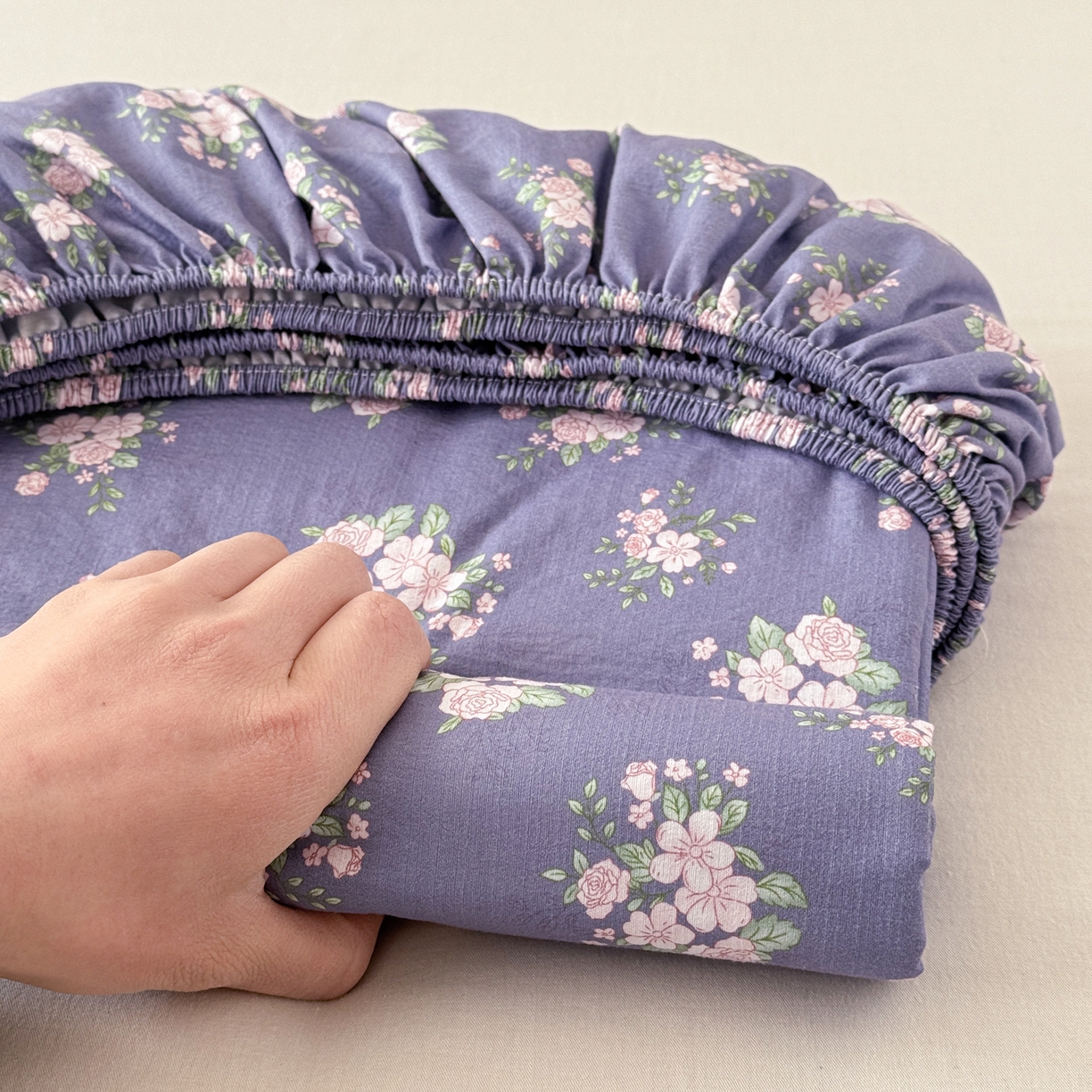 91家纺网 家纺一手货源 找家纺 丽美人家纺 2026新款A类柔软双层皱皱纱印花单床笠床笠单件 浅紫花绒