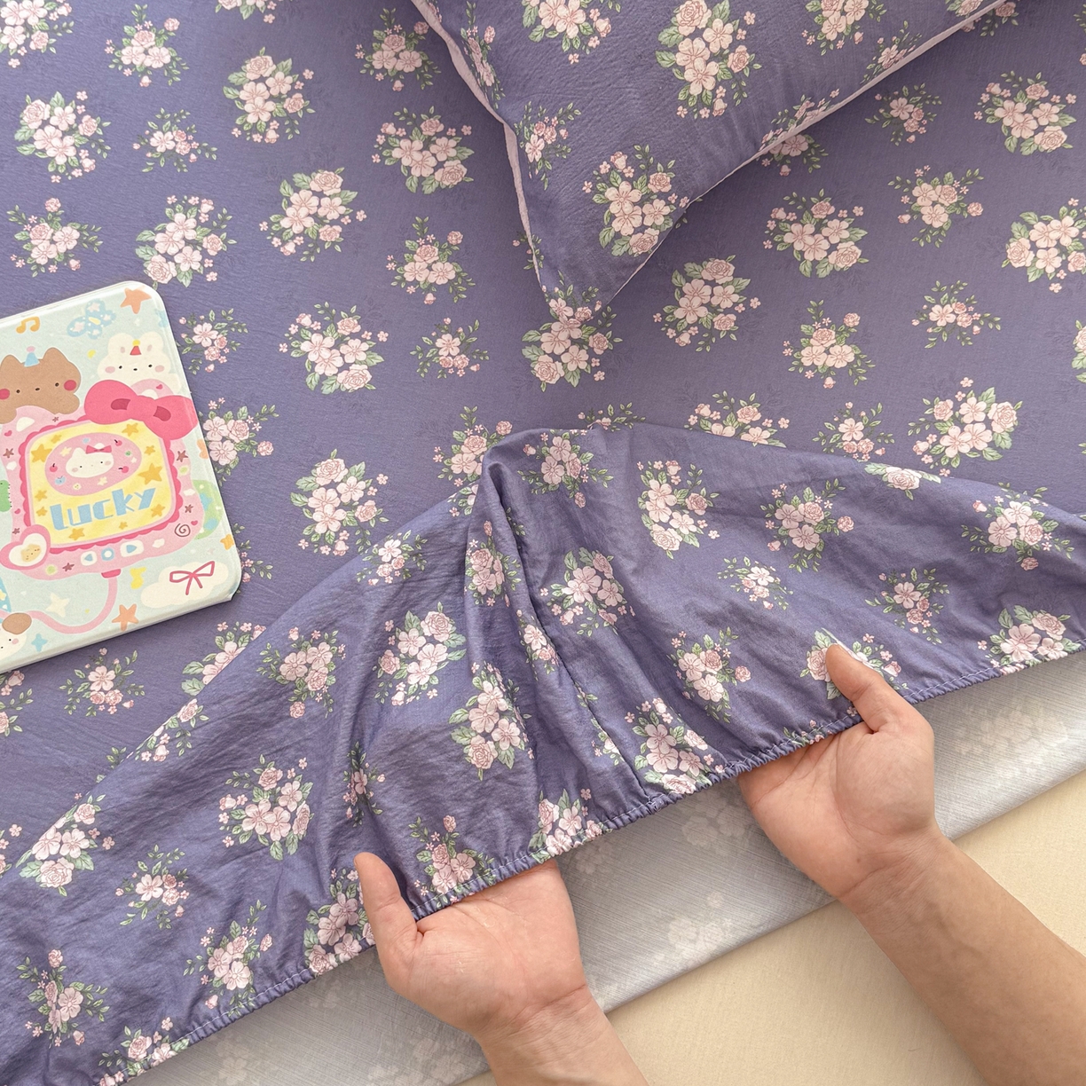 91家纺网 家纺一手货源 找家纺 丽美人家纺 2026新款A类柔软双层皱皱纱印花单床笠床笠单件 浅紫花绒